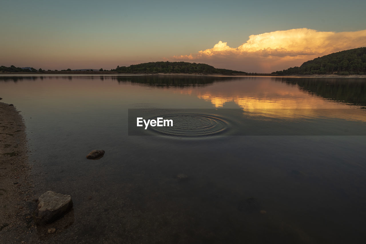 water, reflection, sky, scenics - nature, beauty in nature, tranquility, morning, nature, lake, dawn, sunrise, tranquil scene, environment, landscape, cloud, no people, mountain, reservoir, land, shore, horizon, body of water, outdoors, sun, idyllic, beach, travel destinations, non-urban scene, coast, twilight, travel, sunlight, orange color