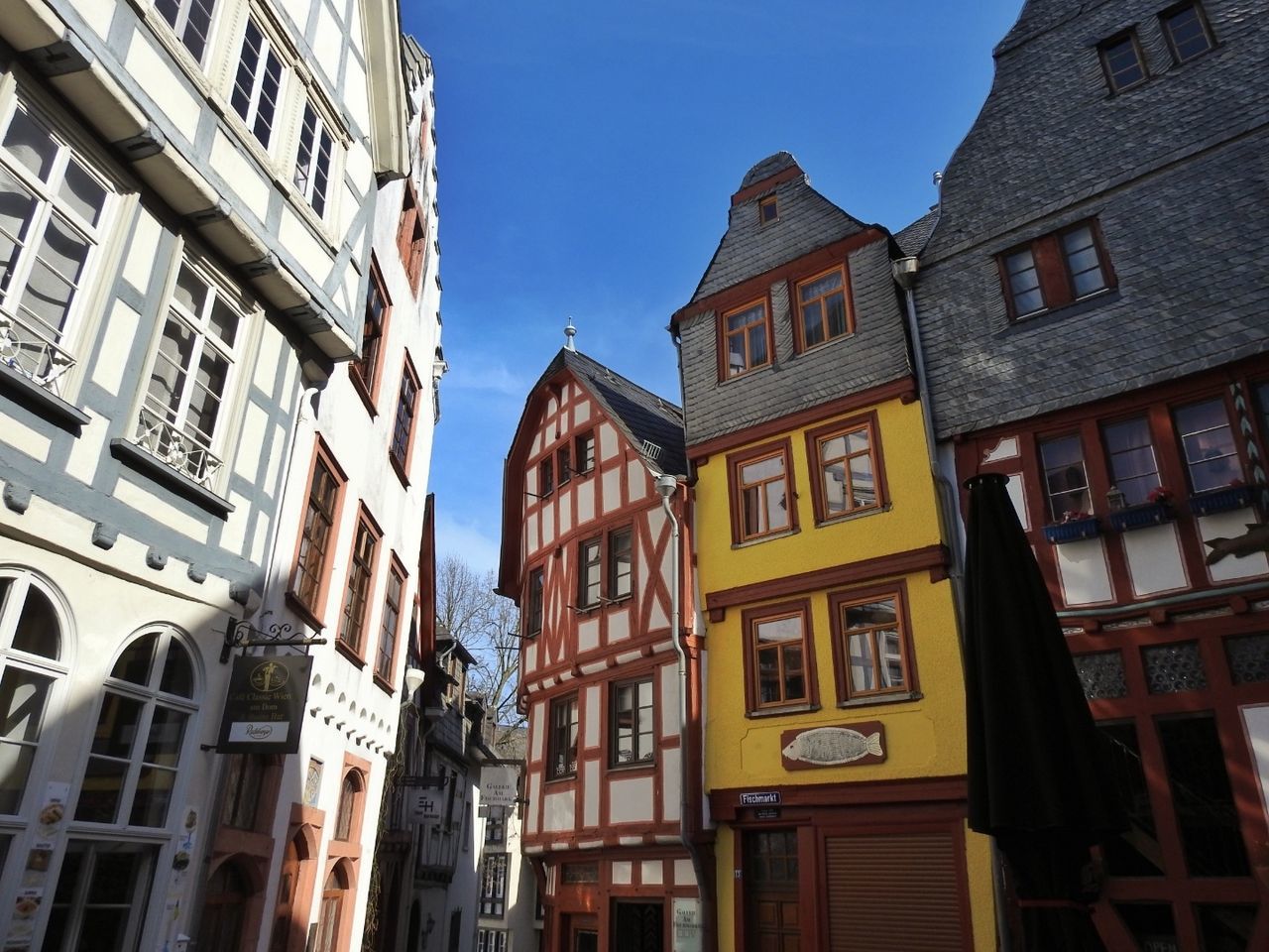 LOW ANGLE VIEW OF RESIDENTIAL BUILDINGS AGAINST SKY