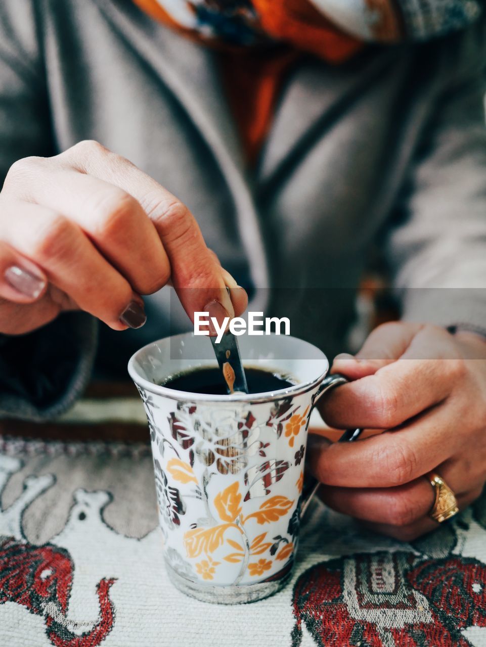 MIDSECTION OF PERSON HOLDING COFFEE