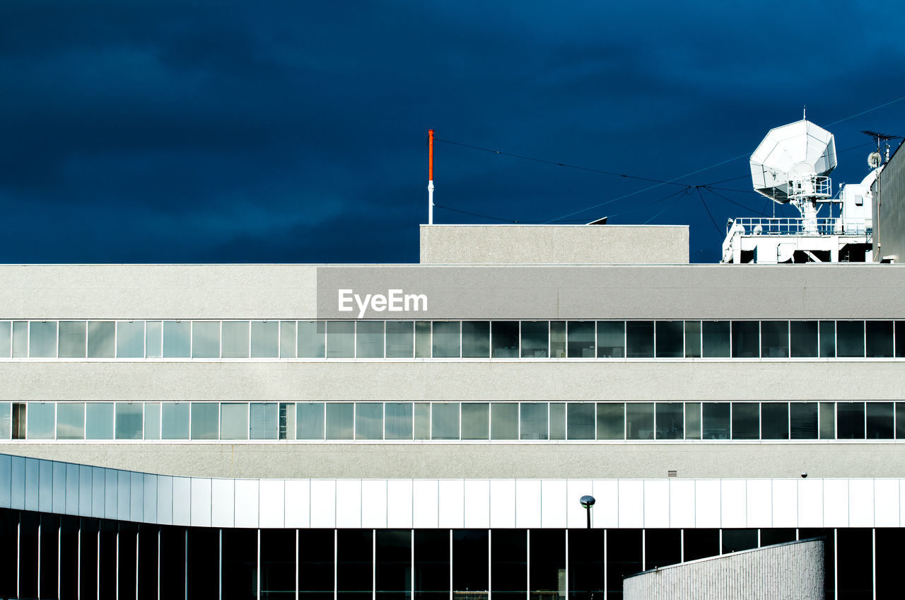 LOW ANGLE VIEW OF MODERN BUILDINGS AGAINST SKY