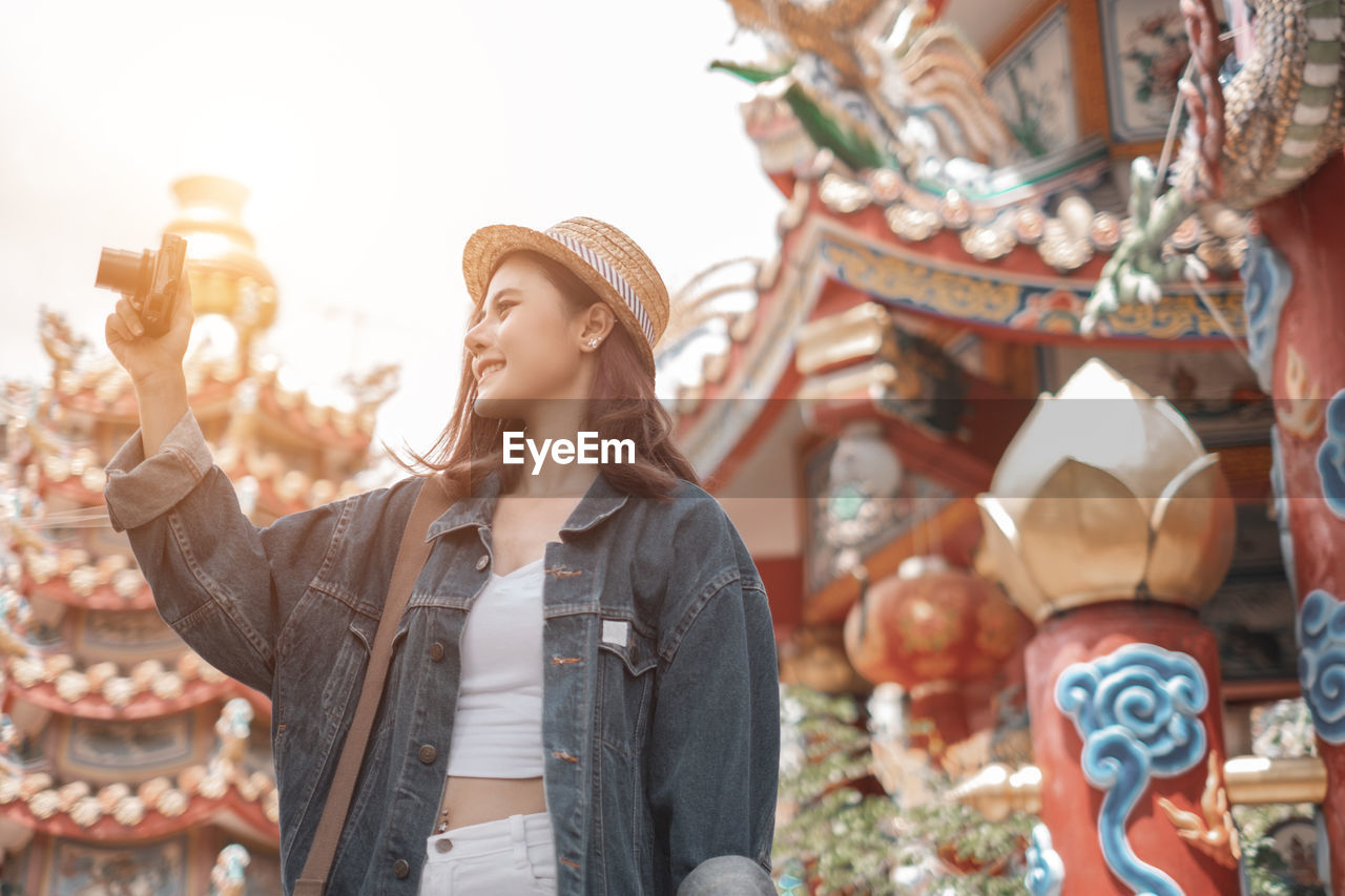 YOUNG WOMAN LOOKING AT MARKET