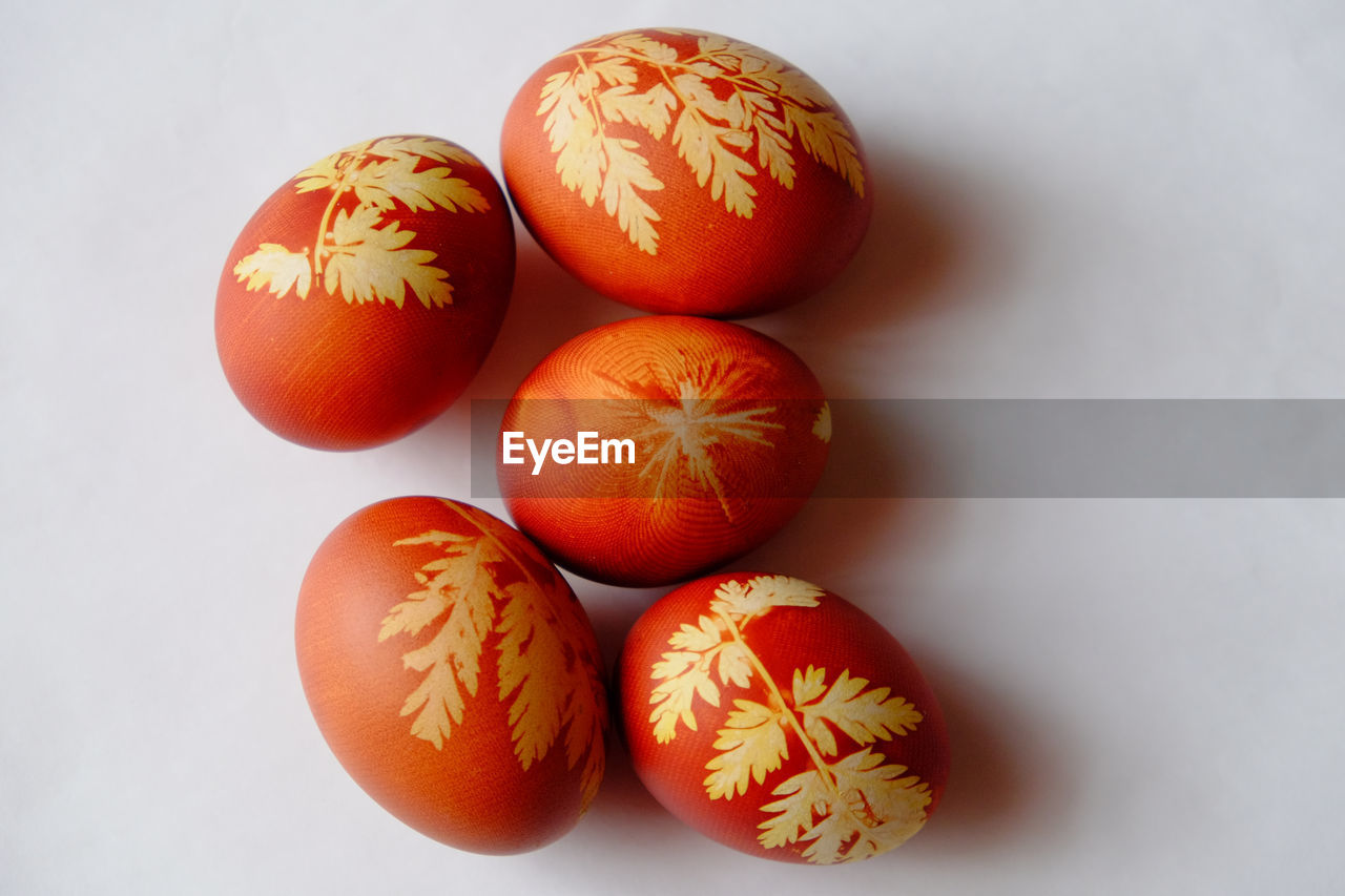 CLOSE-UP OF ORANGES ON TABLE