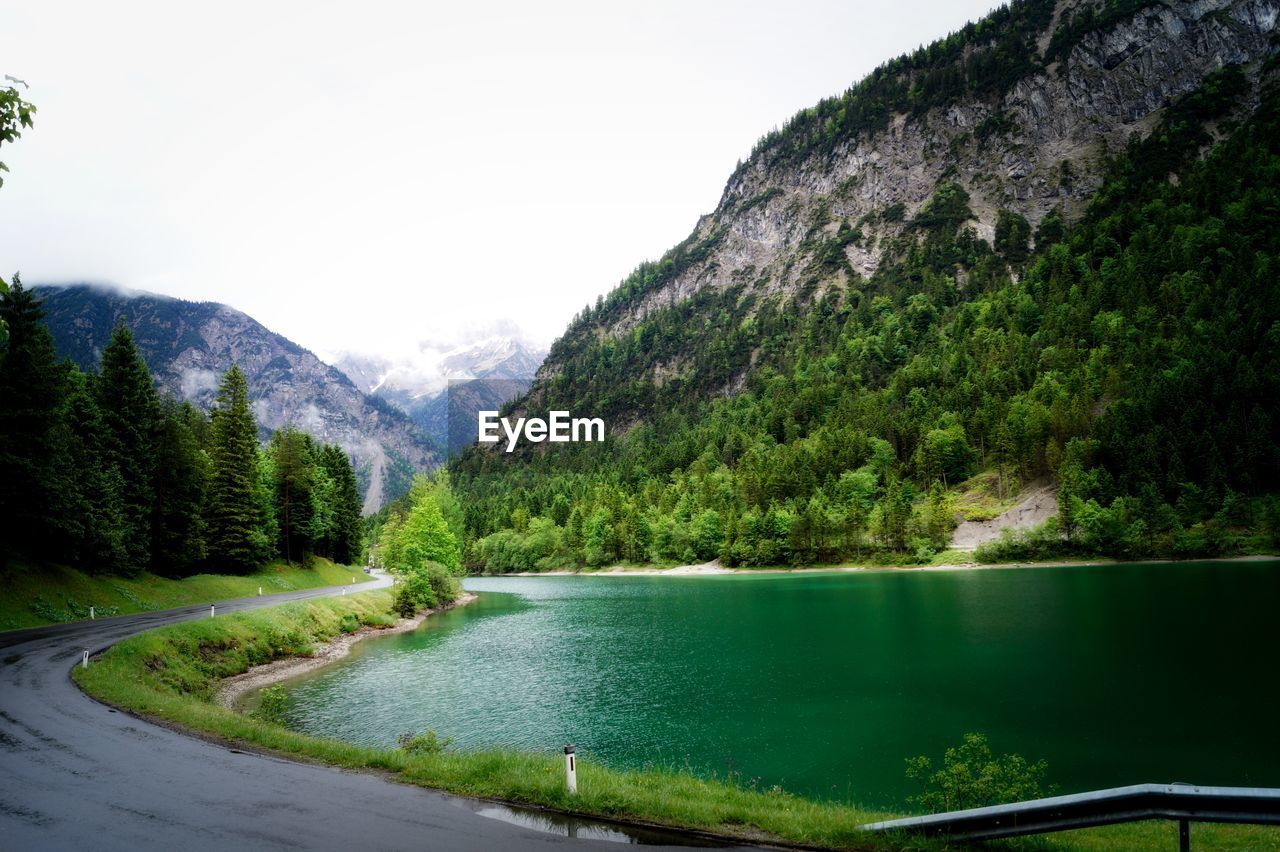 SCENIC VIEW OF MOUNTAINS BY ROAD AGAINST SKY