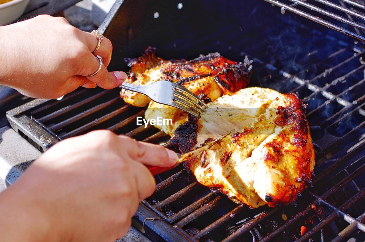 CLOSE-UP OF MAN PREPARING FOOD