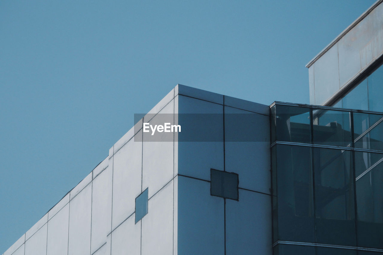 LOW ANGLE VIEW OF BUILDING AGAINST CLEAR SKY