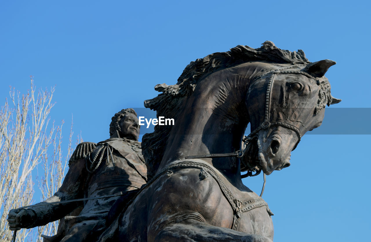 LOW ANGLE VIEW OF SCULPTURE AGAINST CLEAR BLUE SKY