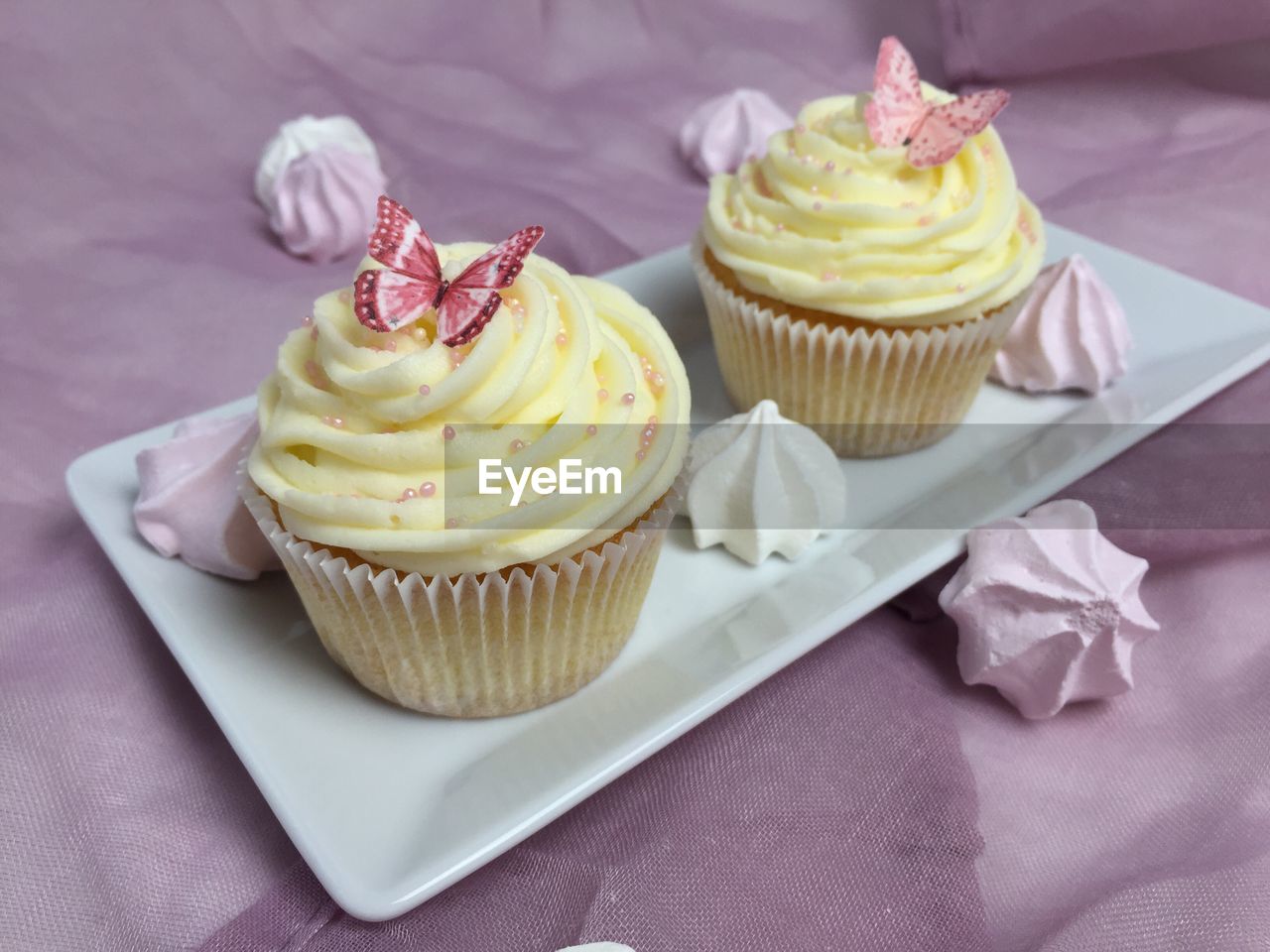 CLOSE-UP OF CUPCAKES ON CAKE WITH TABLE