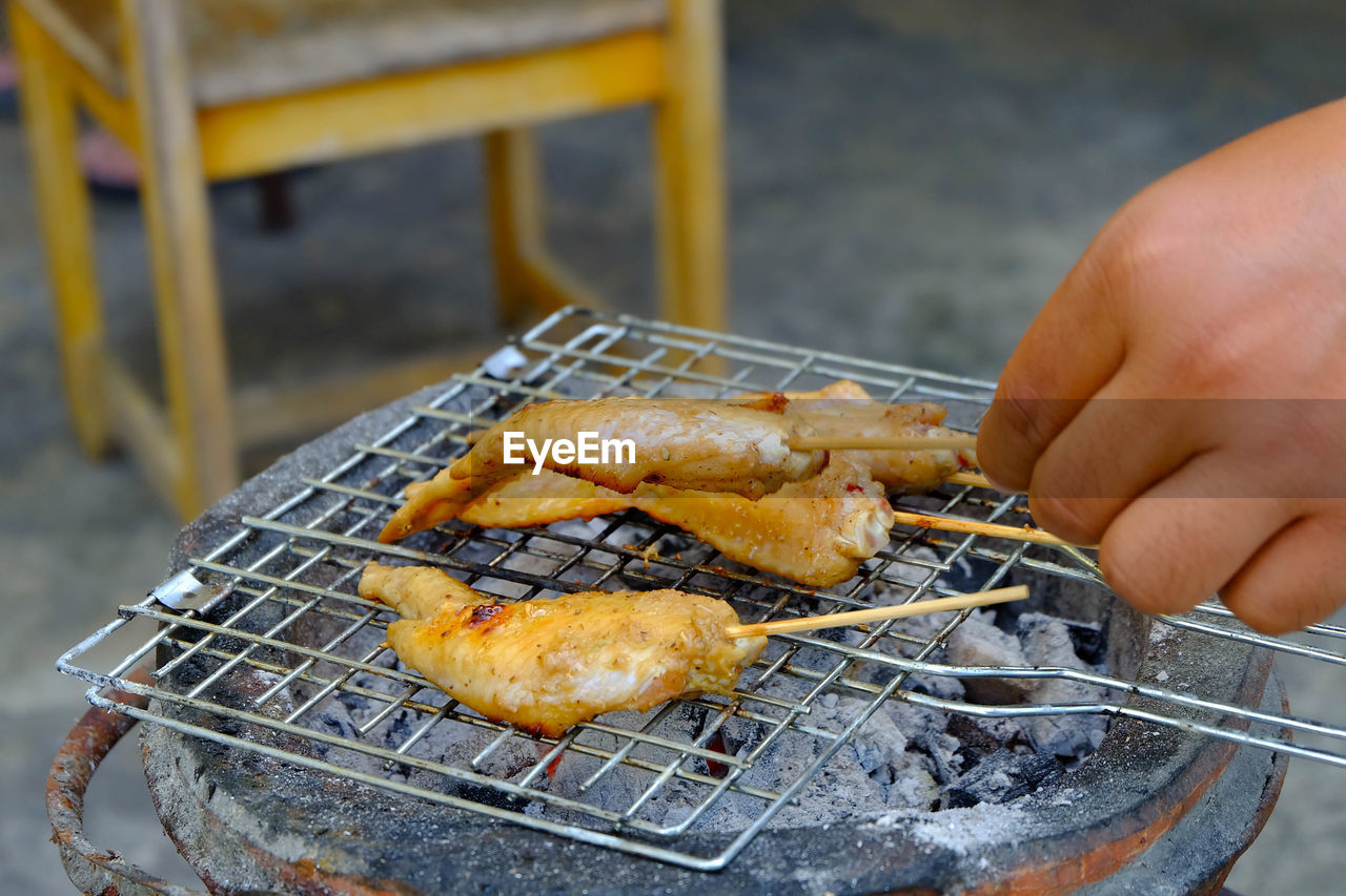 CLOSE-UP OF MAN PREPARING FOOD