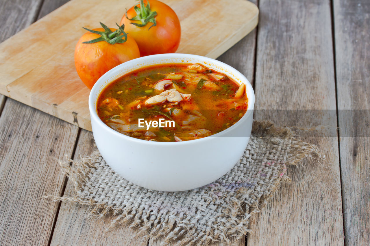 HIGH ANGLE VIEW OF SOUP IN BOWL