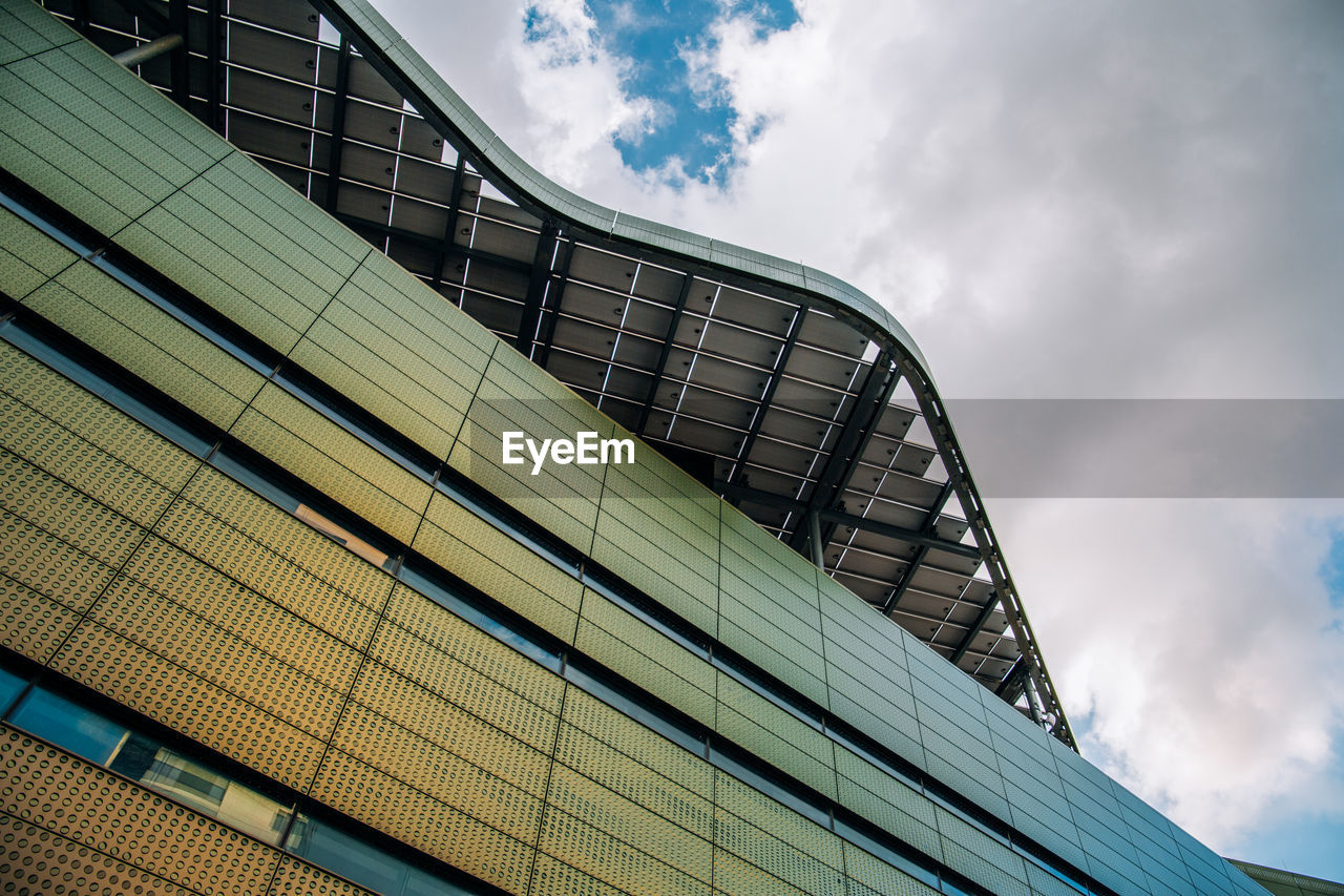 LOW ANGLE VIEW OF GLASS BUILDING AGAINST SKY