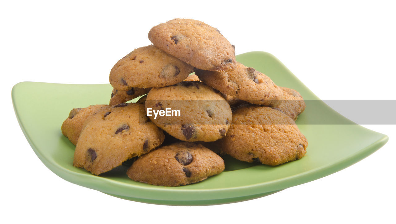 CLOSE-UP OF COOKIES IN PLATE OVER WHITE BACKGROUND