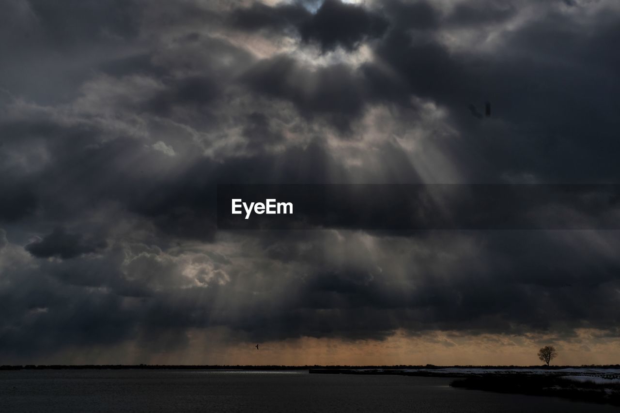 SCENIC VIEW OF DRAMATIC SKY OVER SEA