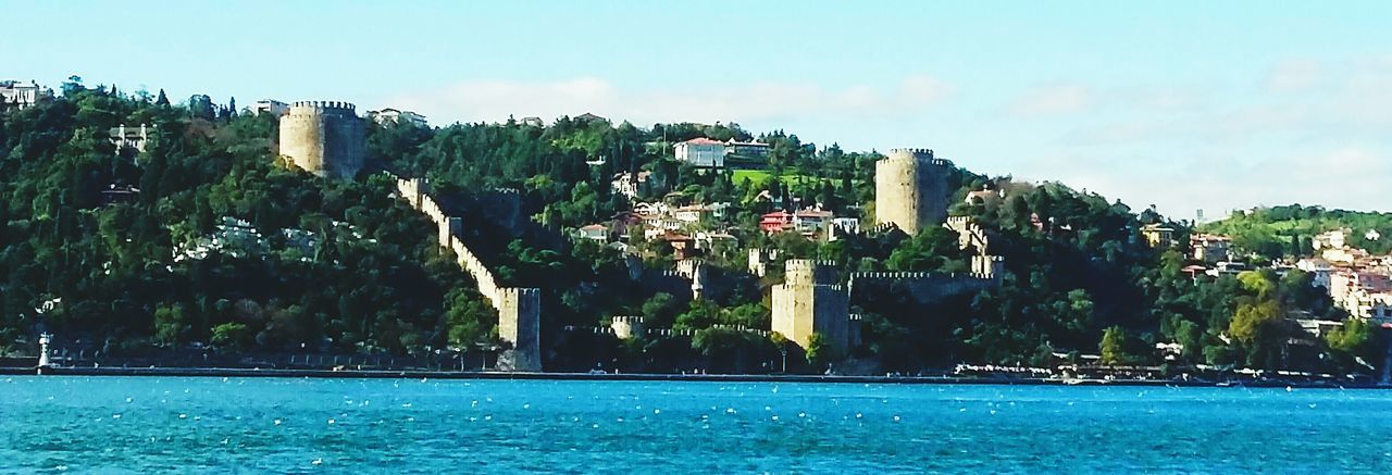 Rumeli fortress by sea against sky