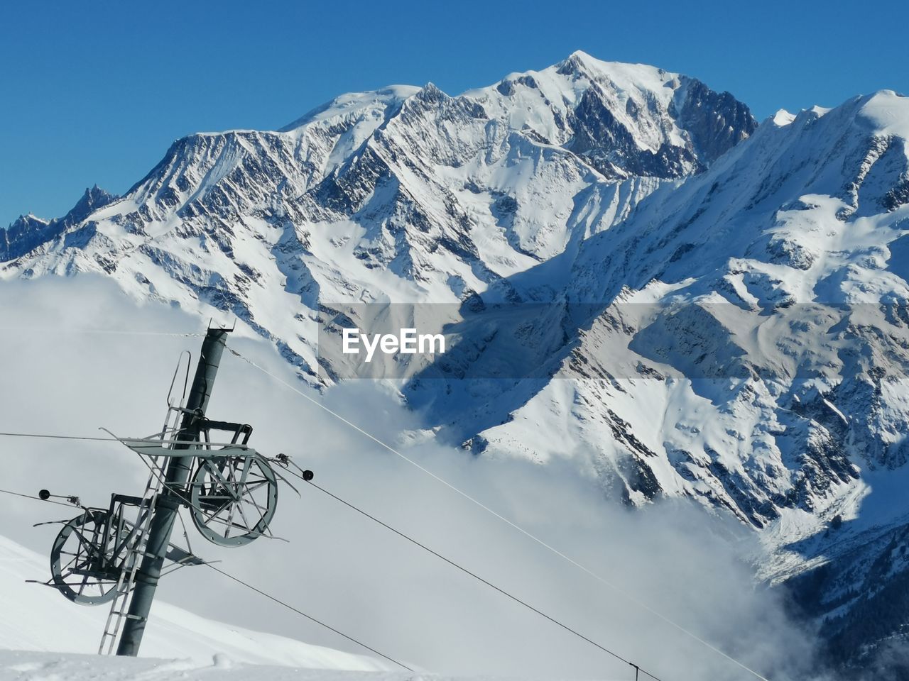 LOW ANGLE VIEW OF SNOW COVERED MOUNTAINS AGAINST SKY