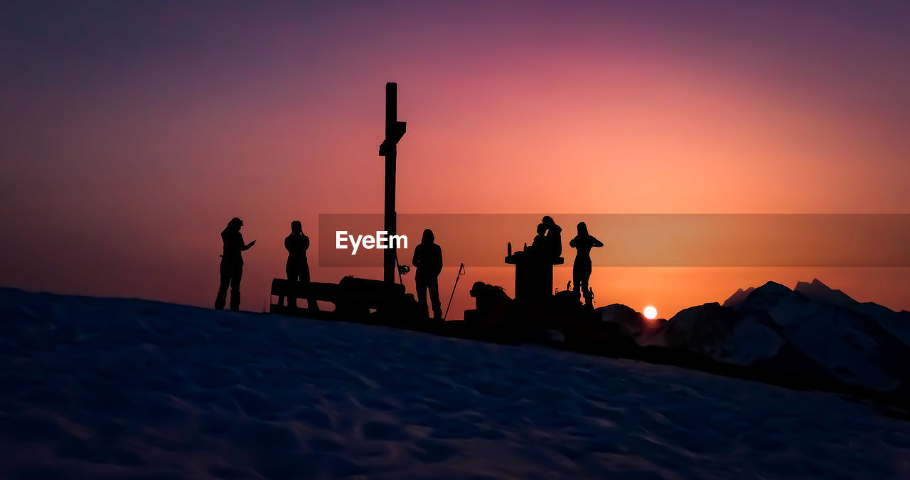 SILHOUETTE PEOPLE AT BEACH DURING SUNSET