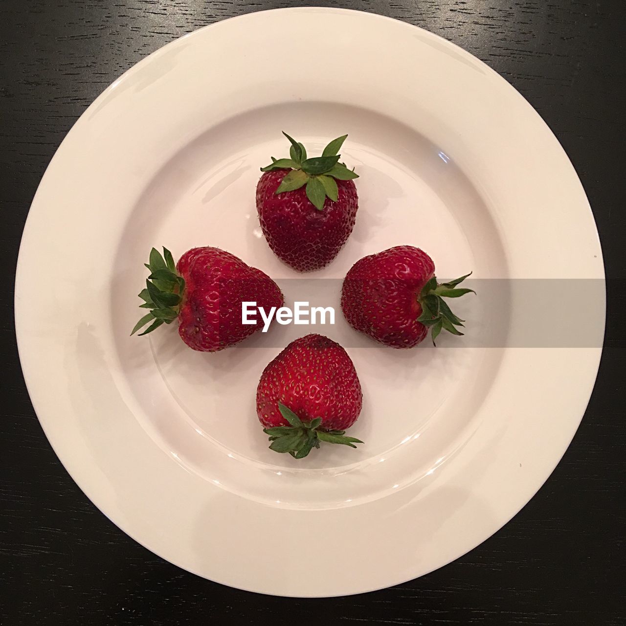 HIGH ANGLE VIEW OF STRAWBERRIES IN PLATE WITH FRUITS