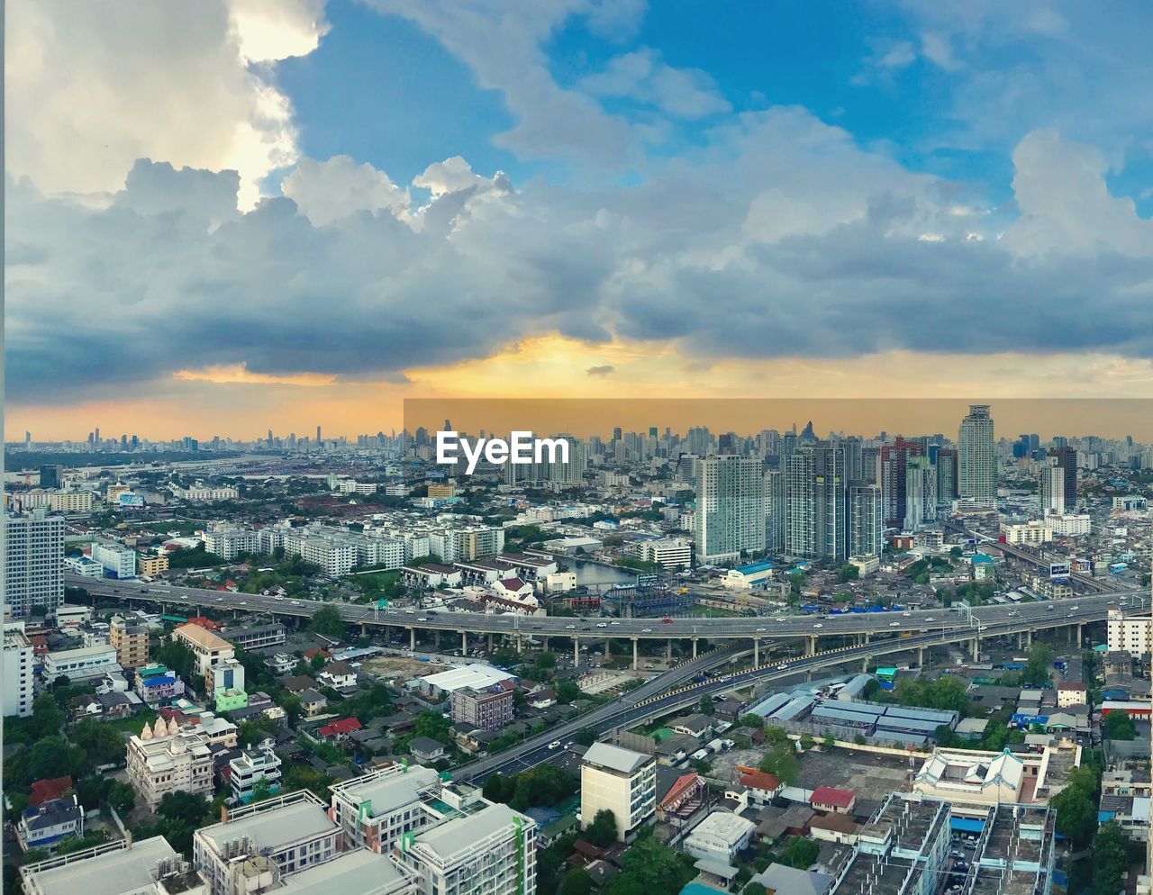 VIEW OF CITYSCAPE AGAINST SKY