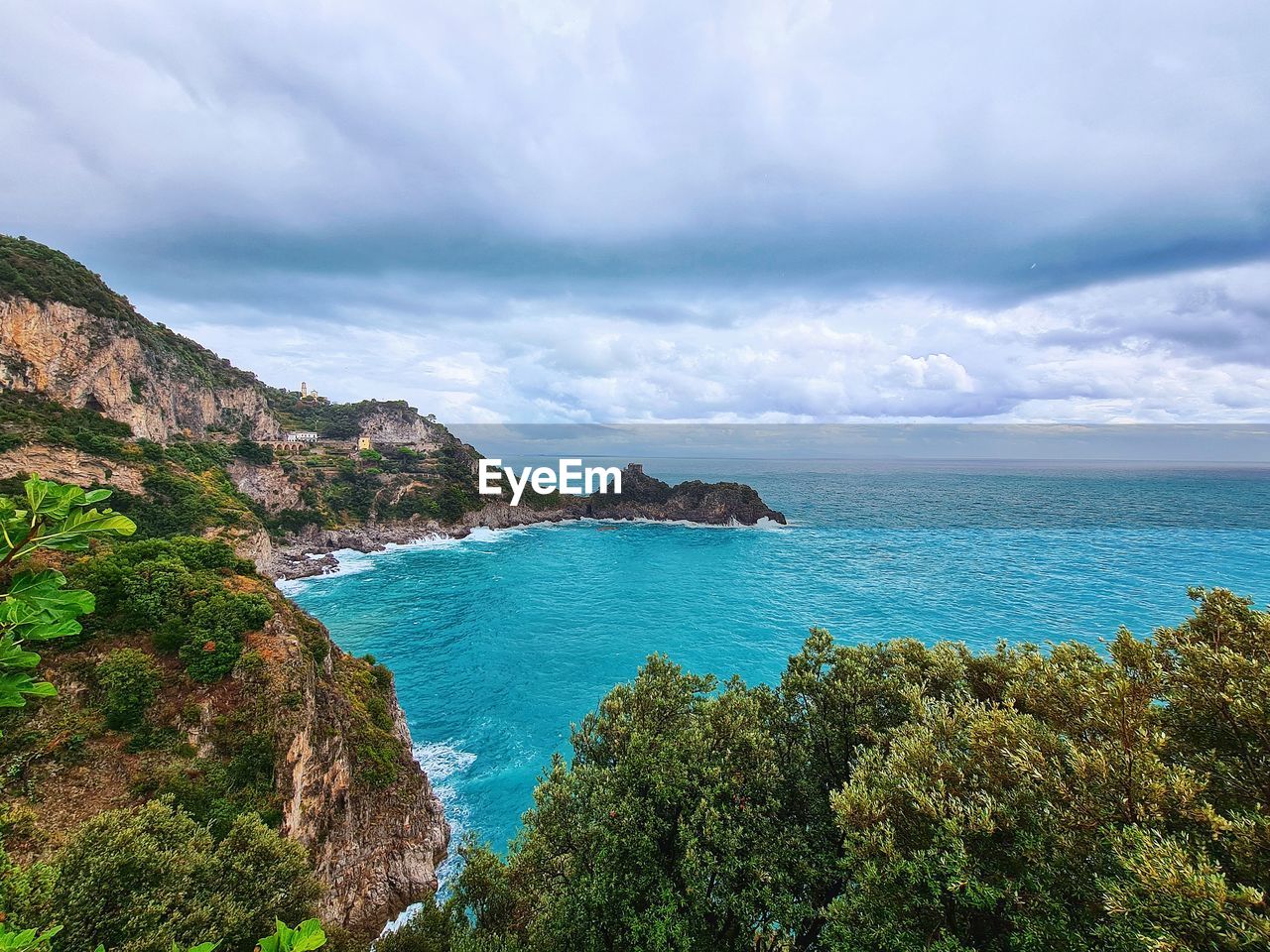 PANORAMIC SHOT OF SEA AND TREES AGAINST SKY