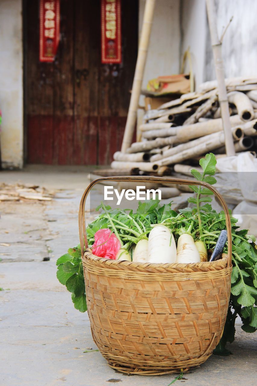 WICKER BASKET WITH CRATE