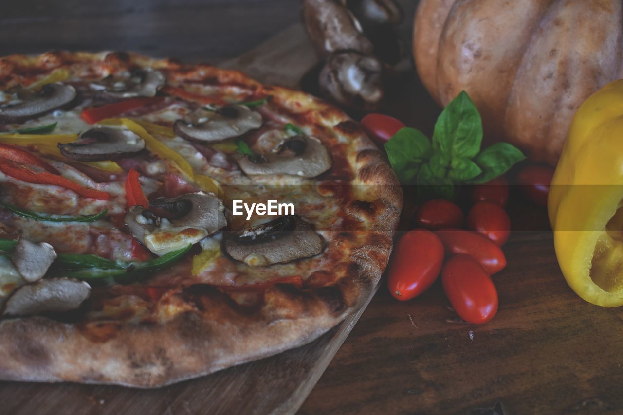 HIGH ANGLE VIEW OF PIZZA IN GLASS ON TABLE