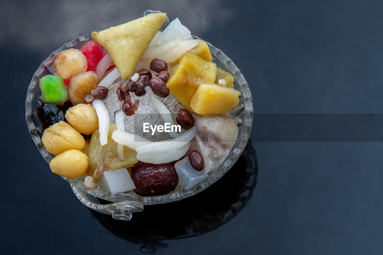 HIGH ANGLE VIEW OF CHOPPED FRUIT IN BOWL ON TABLE