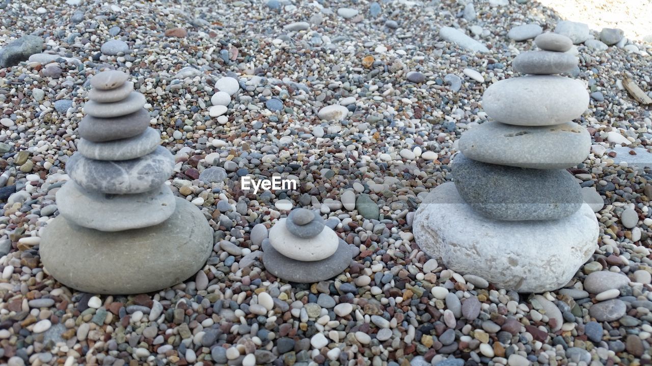 CLOSE-UP OF PEBBLES ON SHORE