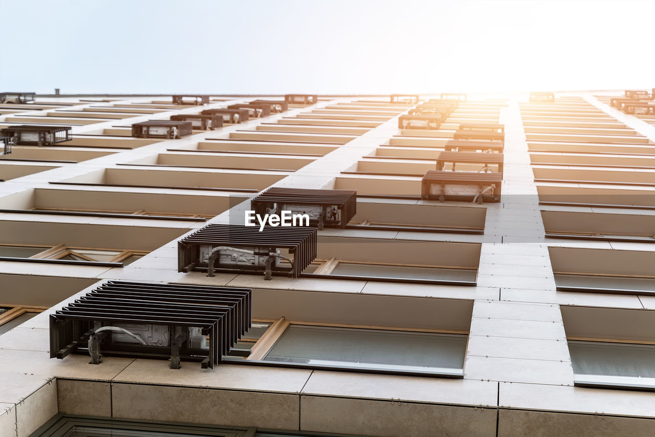 LOW ANGLE VIEW OF MODERN BUILDING AGAINST SKY