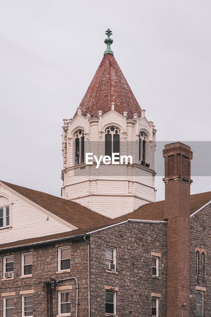 LOW ANGLE VIEW OF BUILDING AGAINST CLEAR SKY