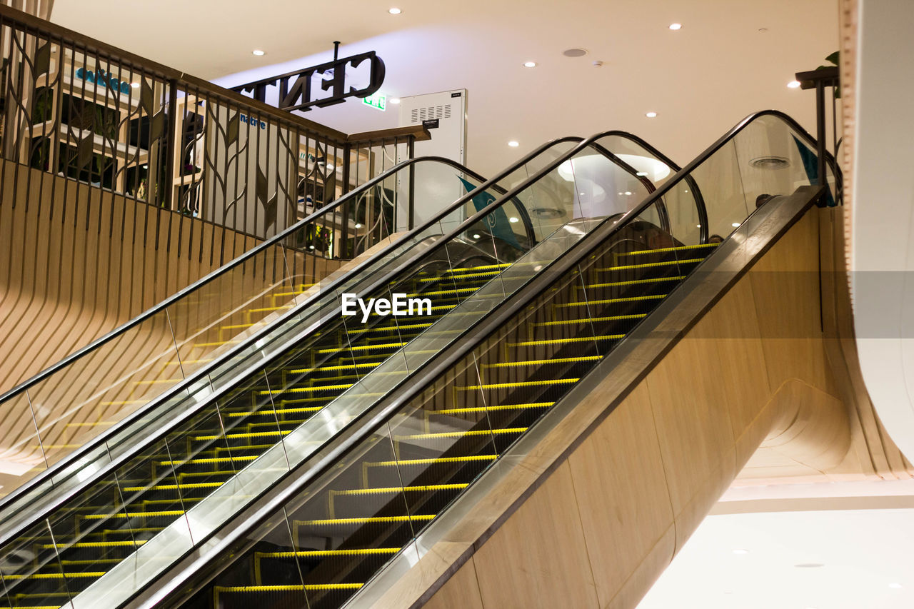 HIGH ANGLE VIEW OF STAIRCASE IN BUILDING