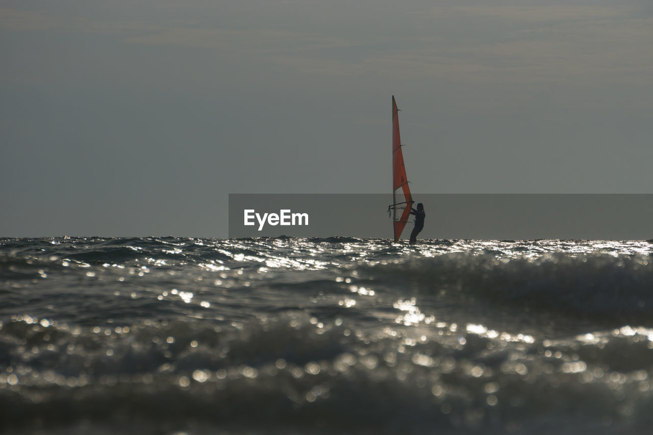 SAILBOAT ON SEA AGAINST SKY