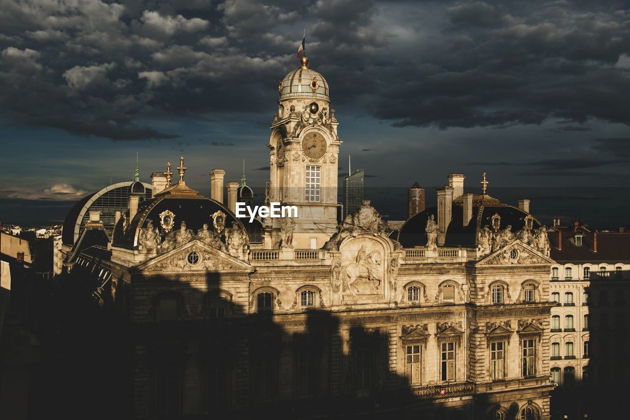 VIEW OF HISTORIC BUILDING AGAINST SKY