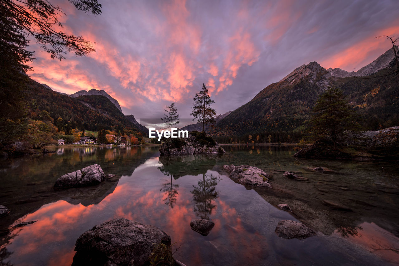 SCENIC VIEW OF LAKE AGAINST SKY AT SUNSET