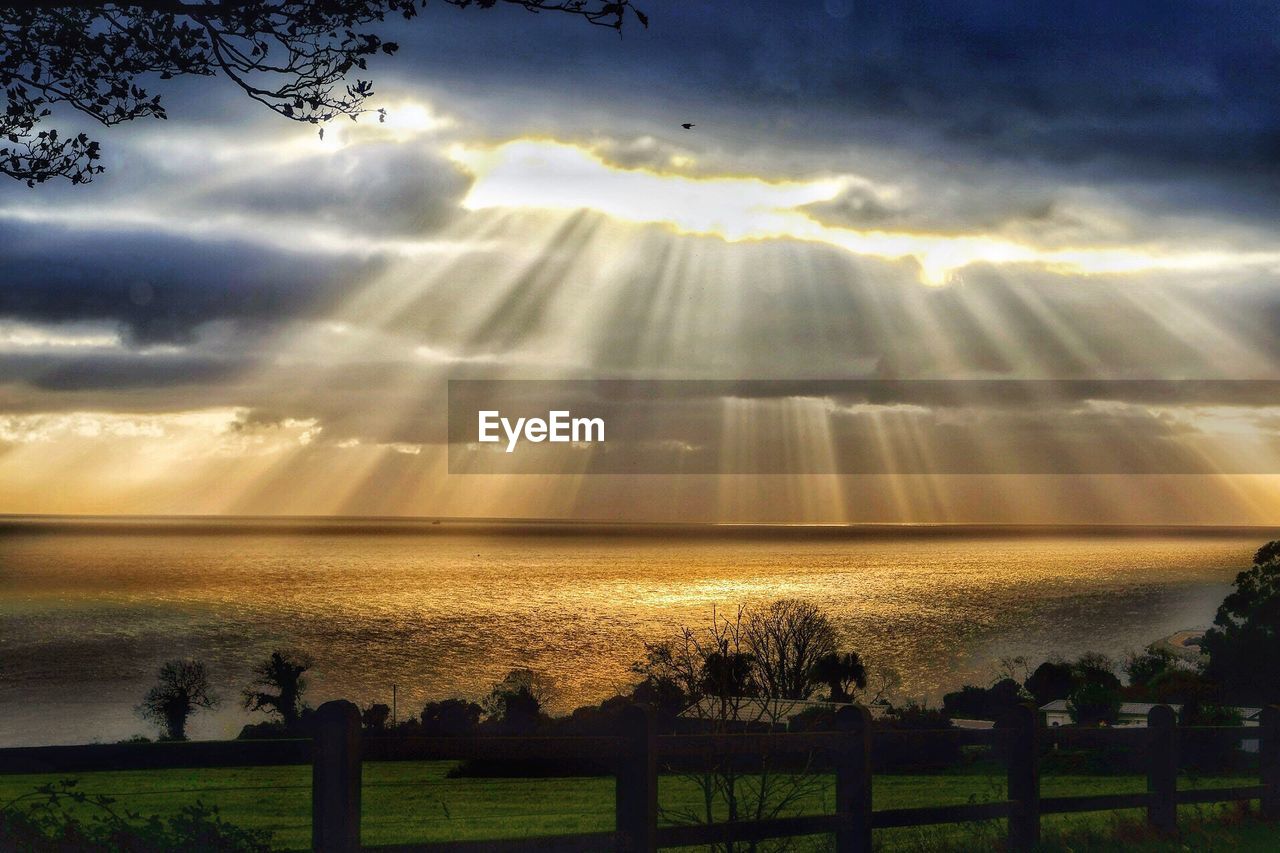 IDYLLIC VIEW OF SEA AGAINST SKY DURING SUNSET