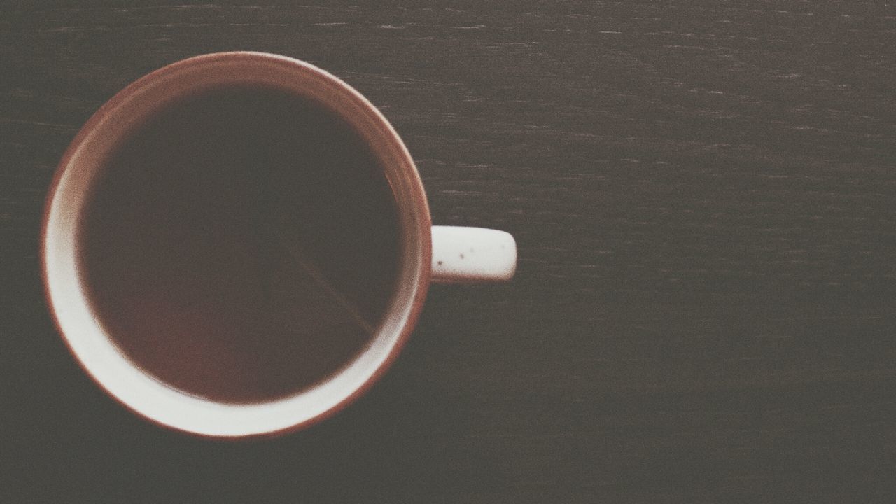 HIGH ANGLE VIEW OF COFFEE IN CUP ON TABLE