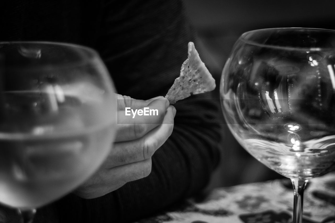 CLOSE-UP OF HAND HOLDING WINE IN GLASS