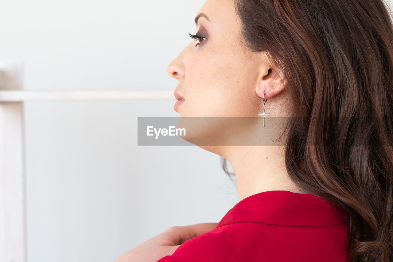 close-up of young woman looking away