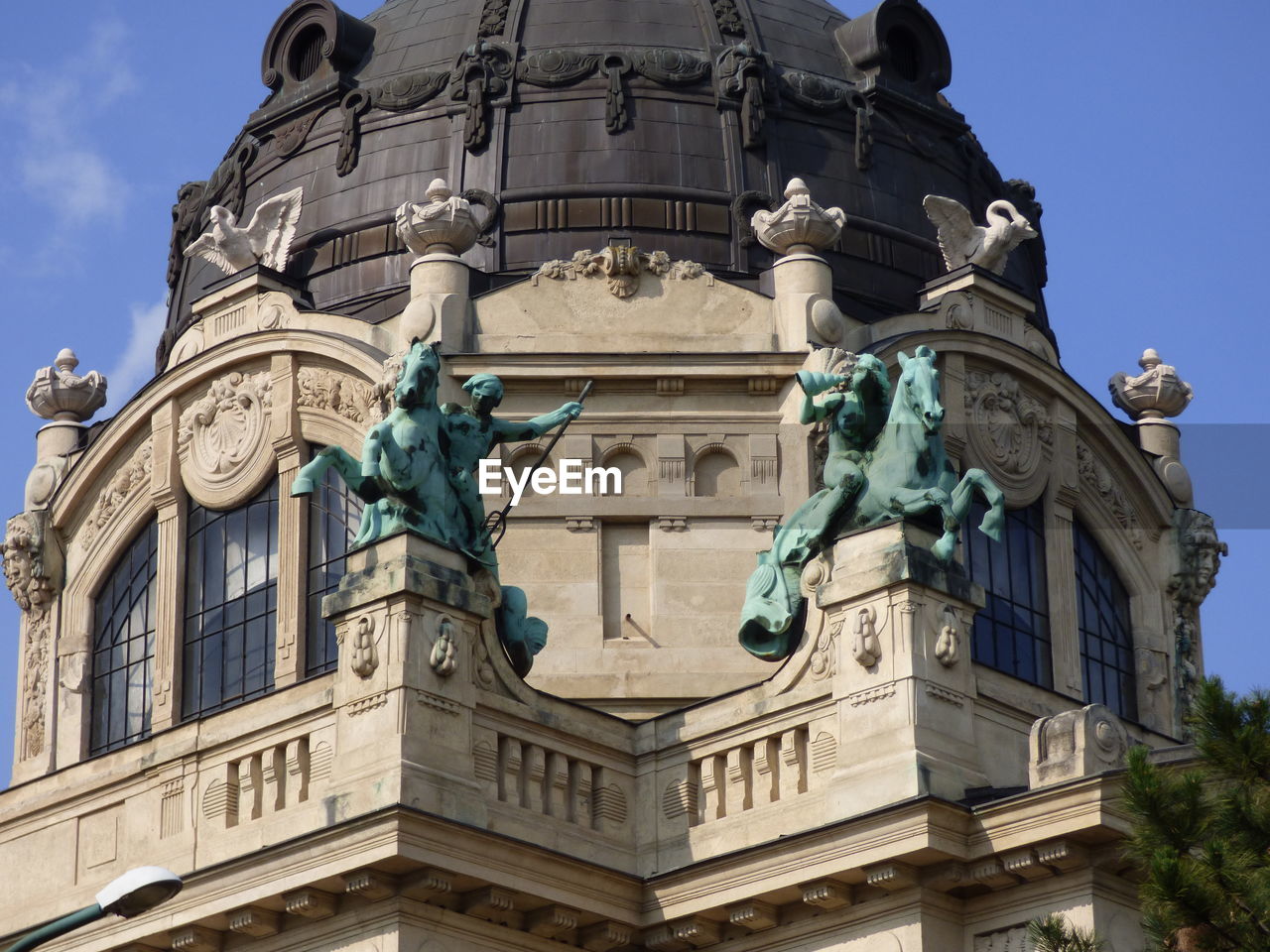 LOW ANGLE VIEW OF STATUES ON BUILDING AGAINST SKY
