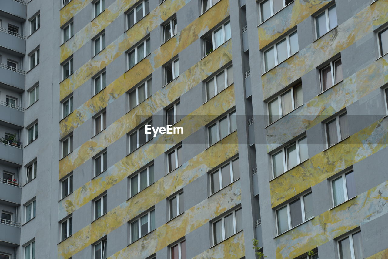 FULL FRAME SHOT OF RESIDENTIAL BUILDING