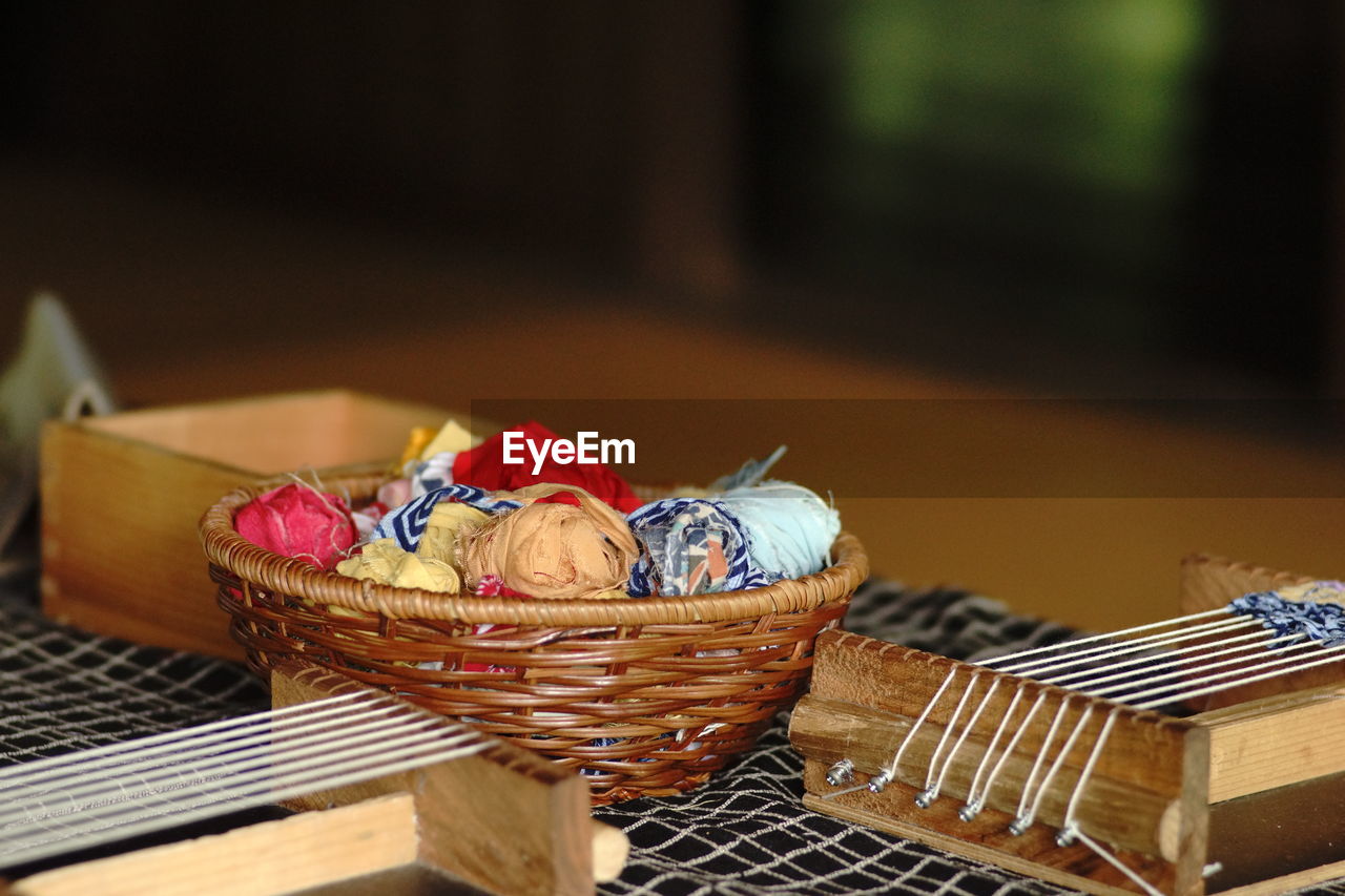 CLOSE-UP OF CHOCOLATE CAKE IN BASKET