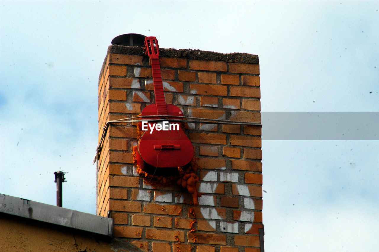 LOW ANGLE VIEW OF BRICK WALL ON BUILDING