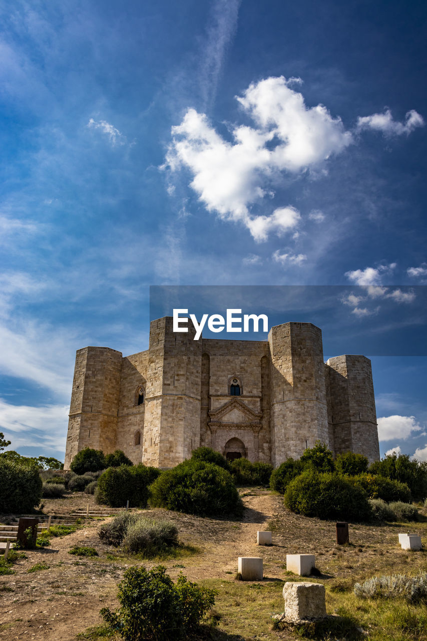 LOW ANGLE VIEW OF HISTORIC BUILDING AGAINST SKY
