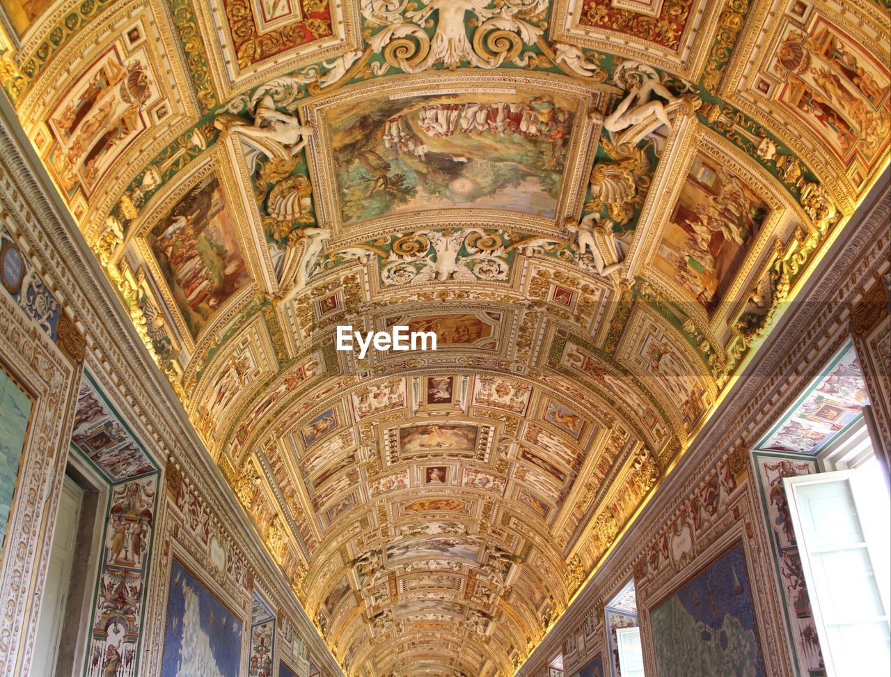 LOW ANGLE VIEW OF ORNATE CEILING IN BUILDING