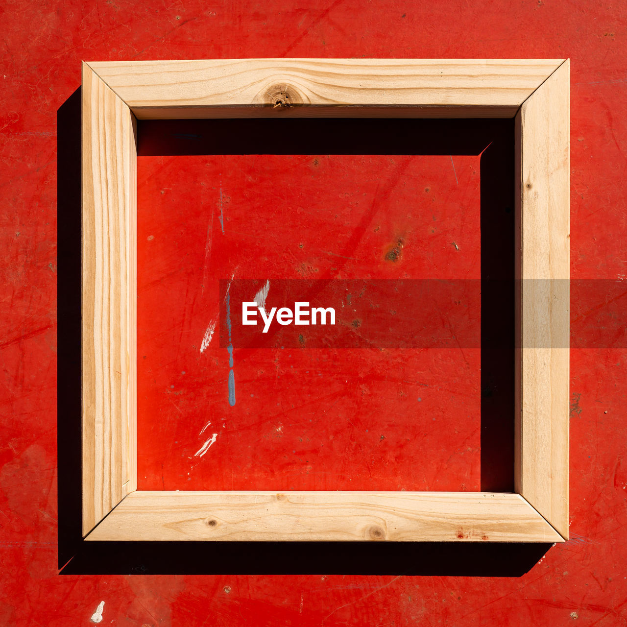 Vlose-up square empty wooden frame against rusty shabby chic background