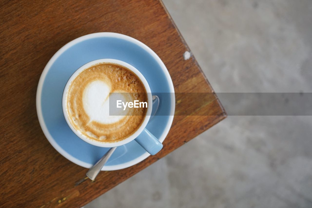 HIGH ANGLE VIEW OF COFFEE IN CUP ON TABLE