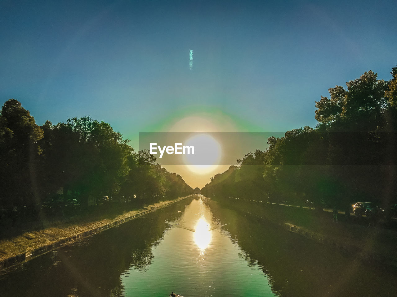 SCENIC VIEW OF LAKE AGAINST SKY AT SUNSET