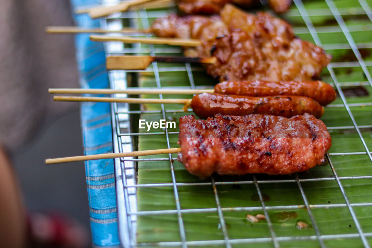 HIGH ANGLE VIEW OF MEAT IN BARBECUE GRILL