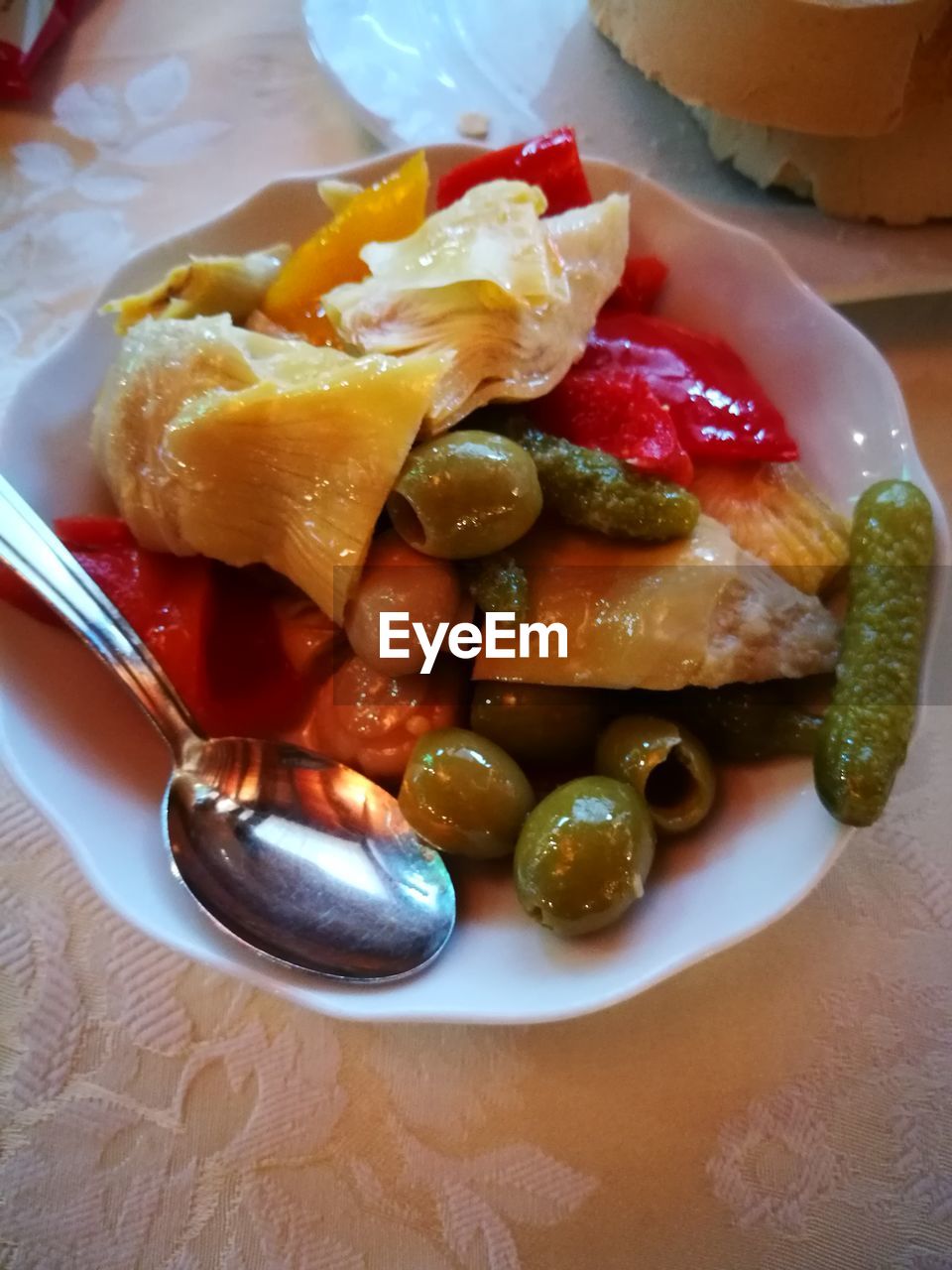 HIGH ANGLE VIEW OF FOOD ON PLATE