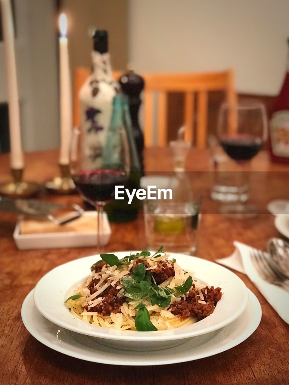 CLOSE-UP OF SALAD IN PLATE ON TABLE