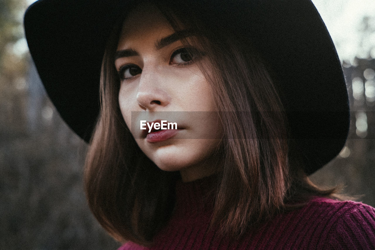 CLOSE-UP PORTRAIT OF A YOUNG WOMAN