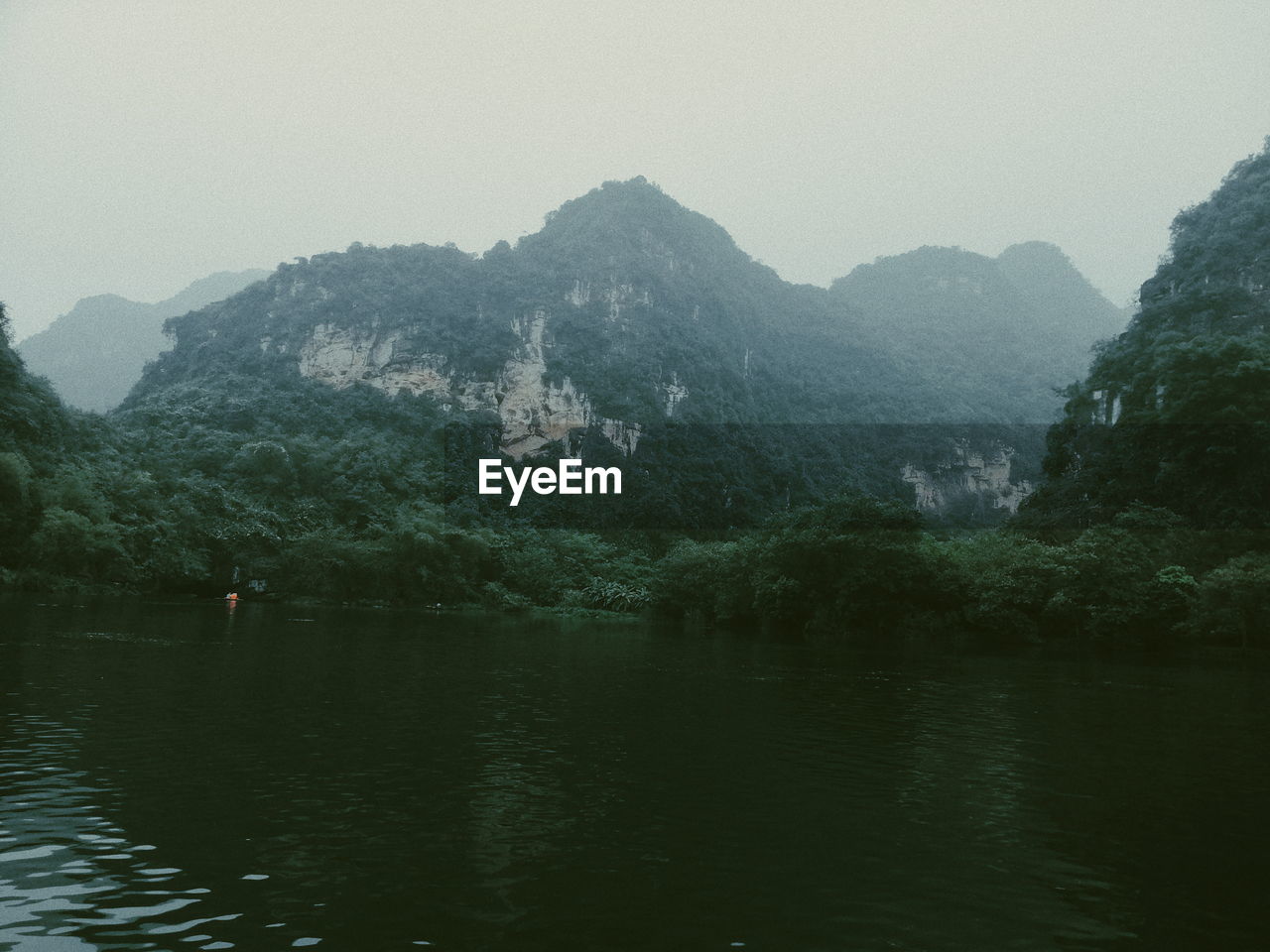 SCENIC VIEW OF LAKE AGAINST MOUNTAIN RANGE